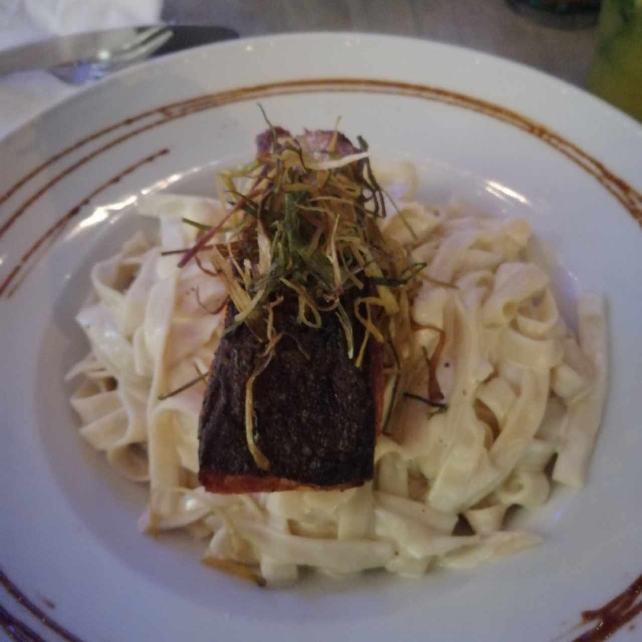 salmón con pasta alfredo