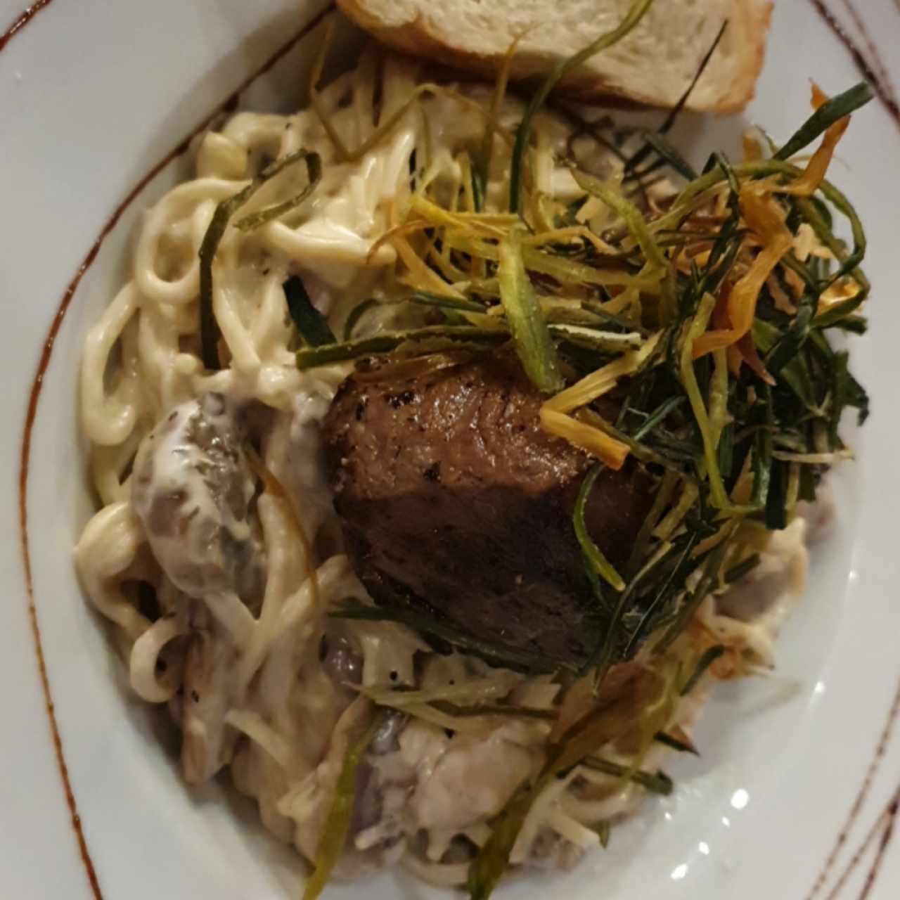 lomo de res en pasta alfredo con champiñón 