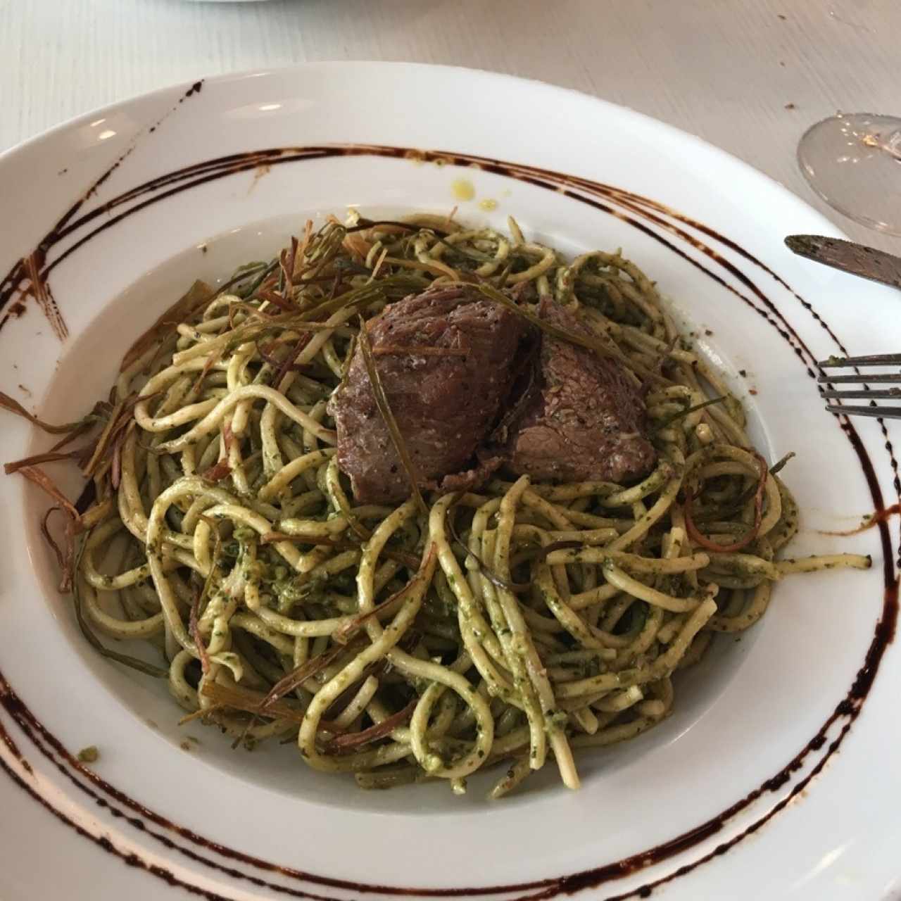 soaghetti al pesto con albahaca, acompañado con lomo