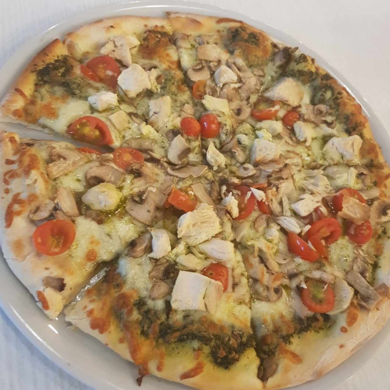 pizza nicoletta al pesto y pollo a la plancha