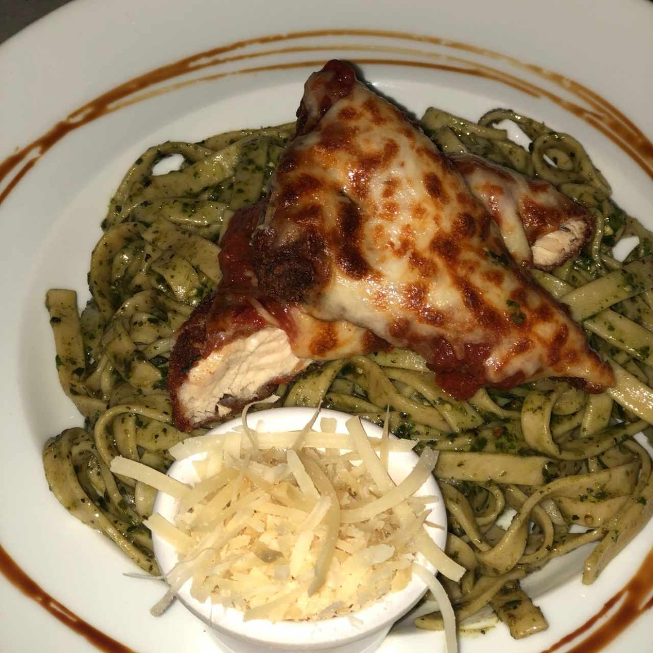 Pollo parmisana con fettucine al pesto