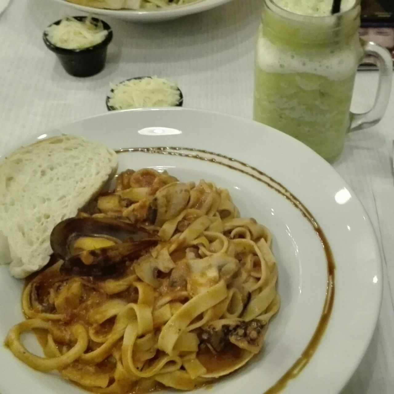 Pasta AglioRosso con bebida Piña con Hierbabuena