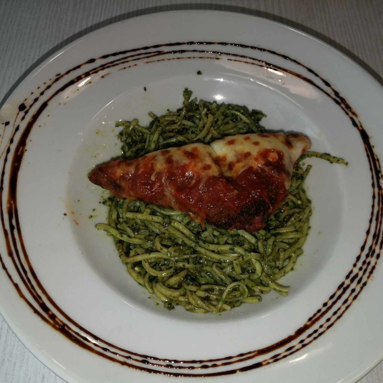 Pollo gratinado con pasta al pesto