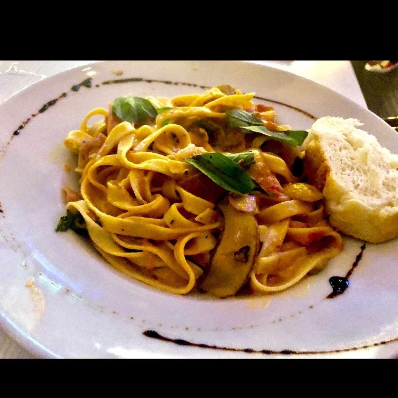 creada: linguine-salsa rosse- hongos y alabahaca 