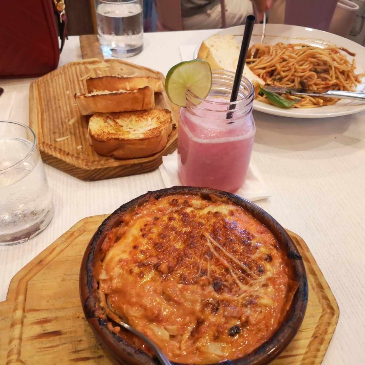 lasaña rosatto y arma tu pasta con pan de ajo y parmesano. 