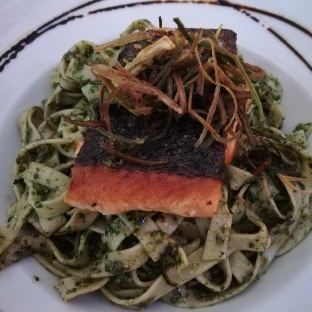 salmón al limón con fetuccino al pesto 