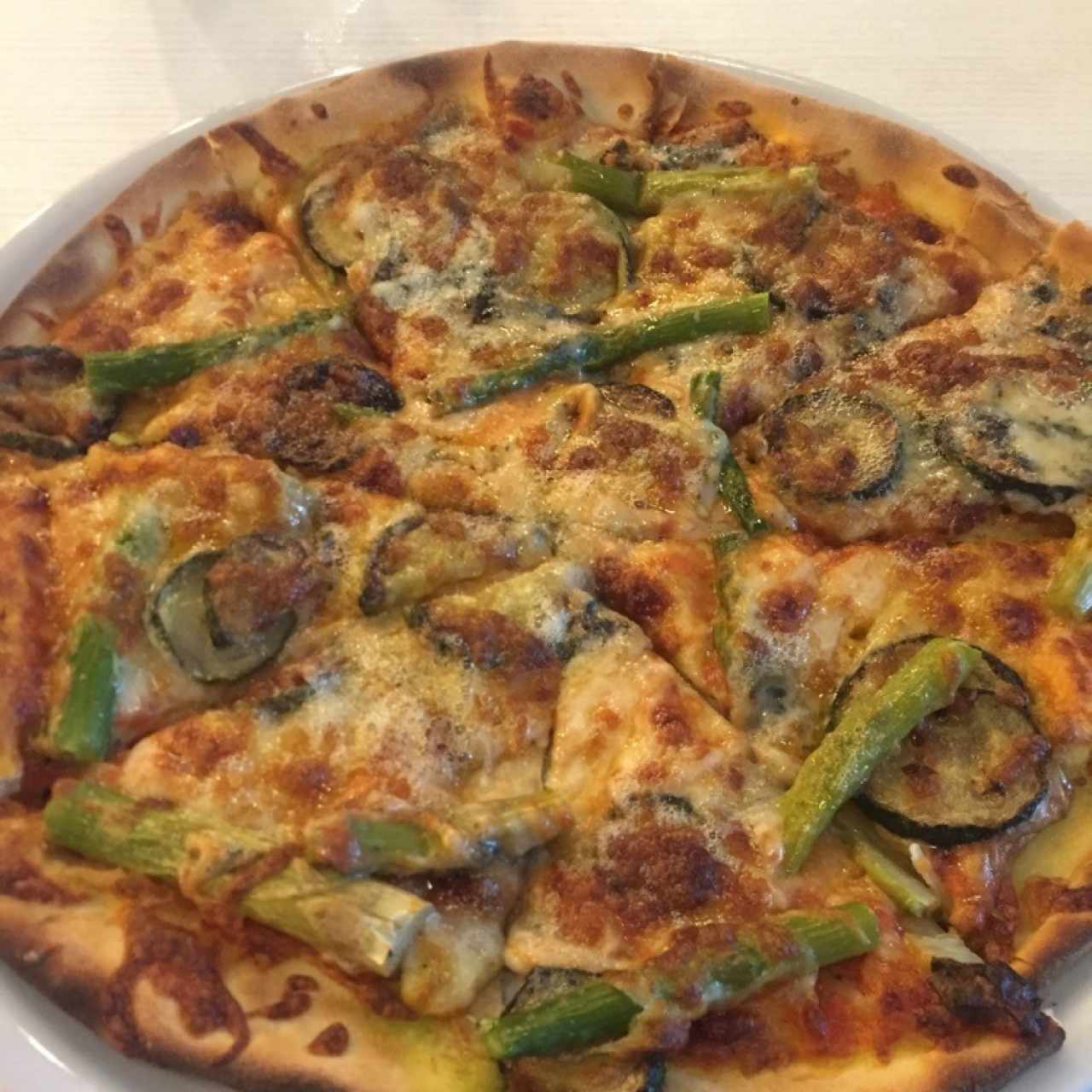 Pizza de zuchini, espárragos y queso azul