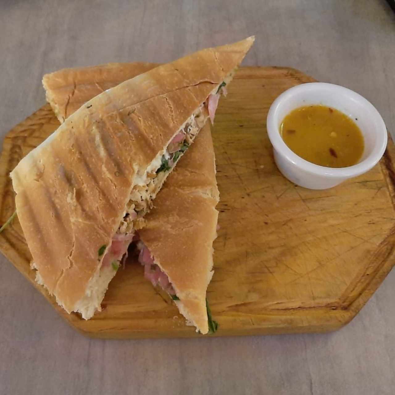 Panini de salmón con salsa maracuyá 