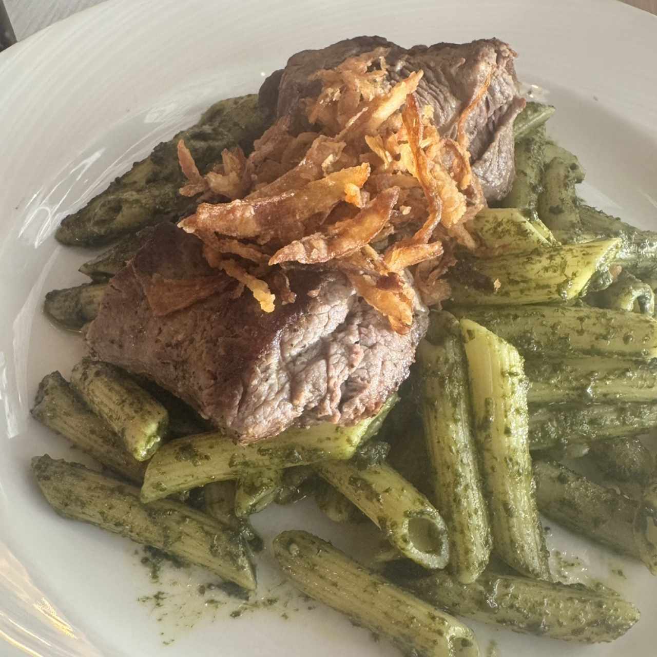 Filete con pasta al pesto