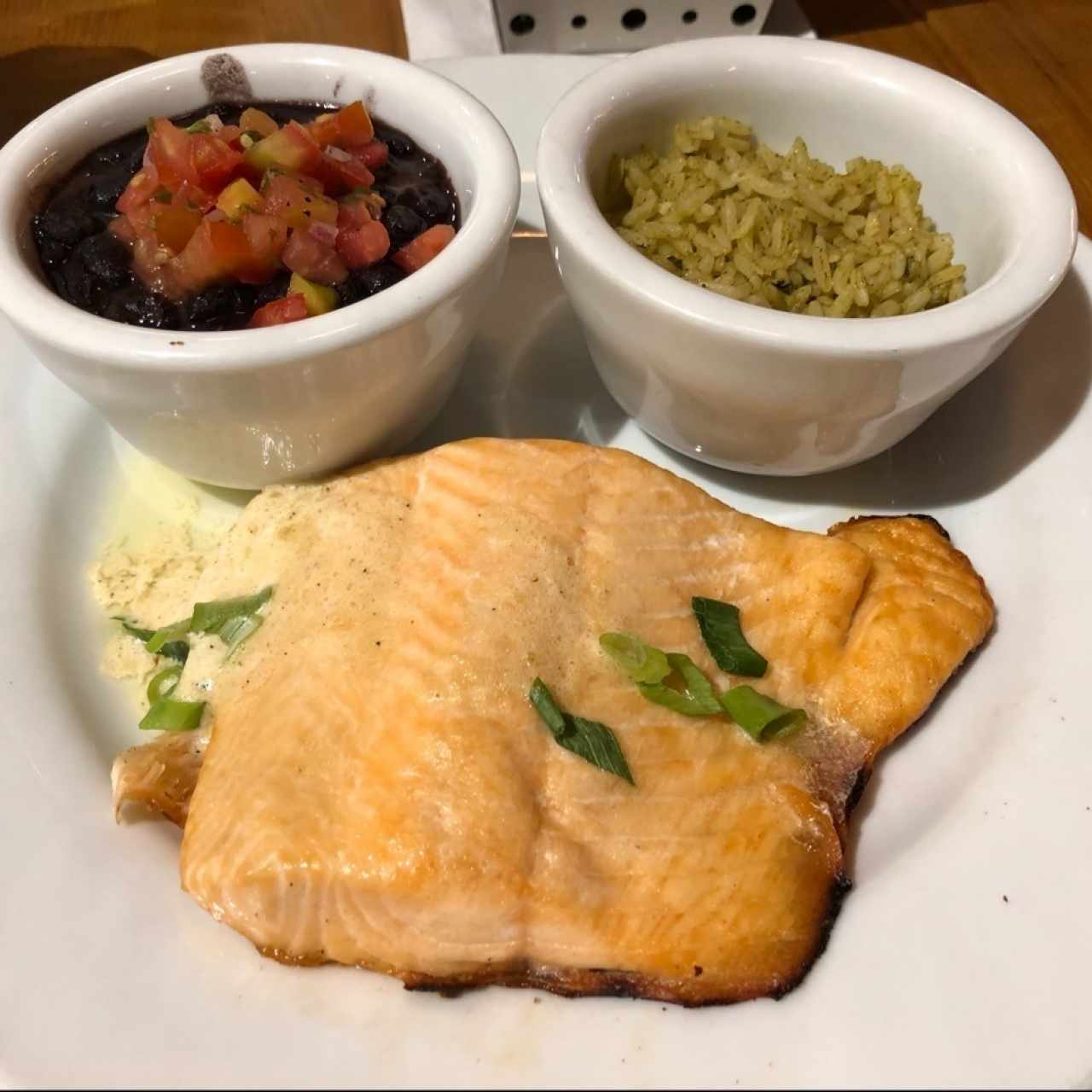 Filete de salmón con arroz y frijoles negros