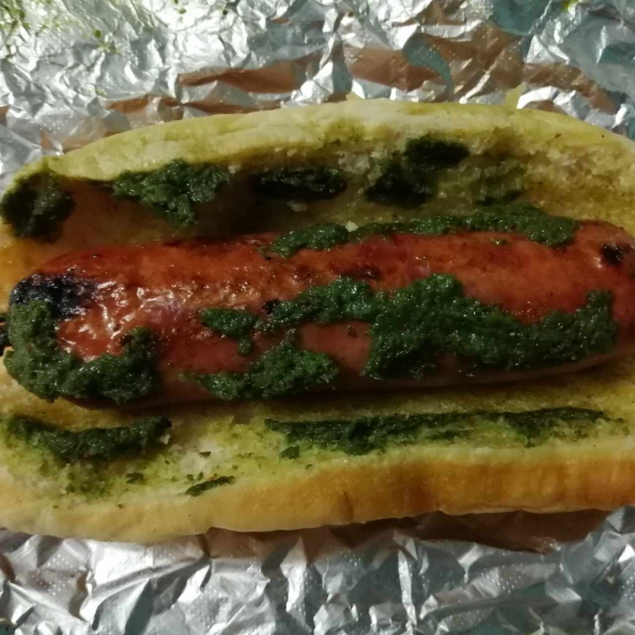 Choripan con chimichurri