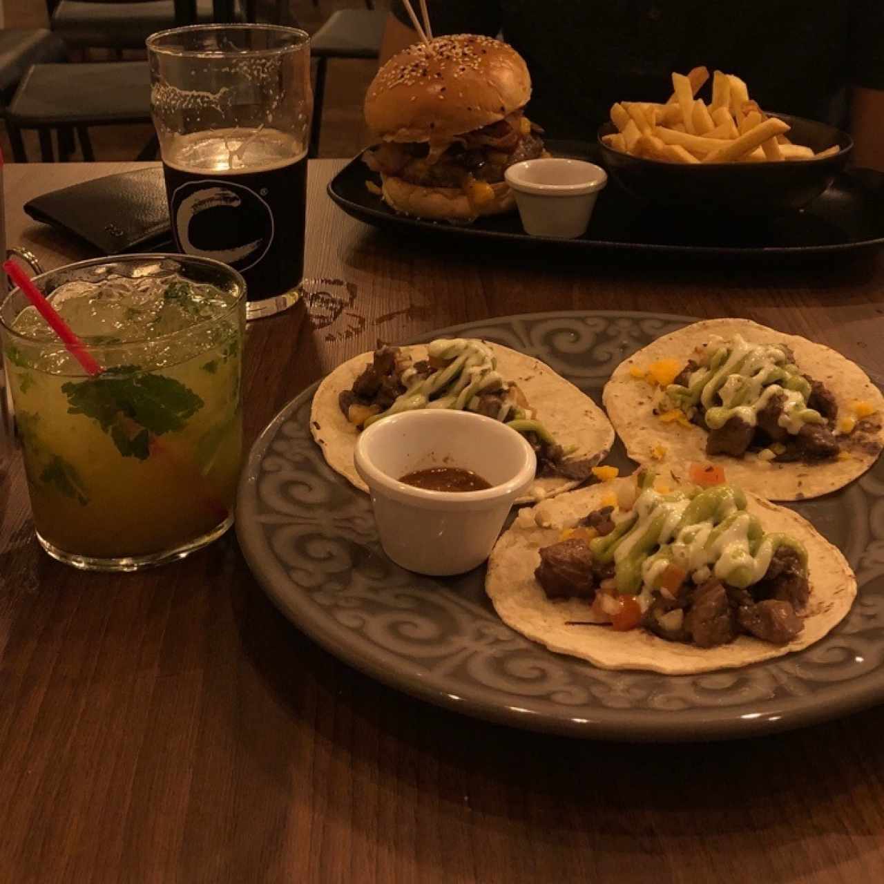 Tacos de carnita, hamburguesa pocotona