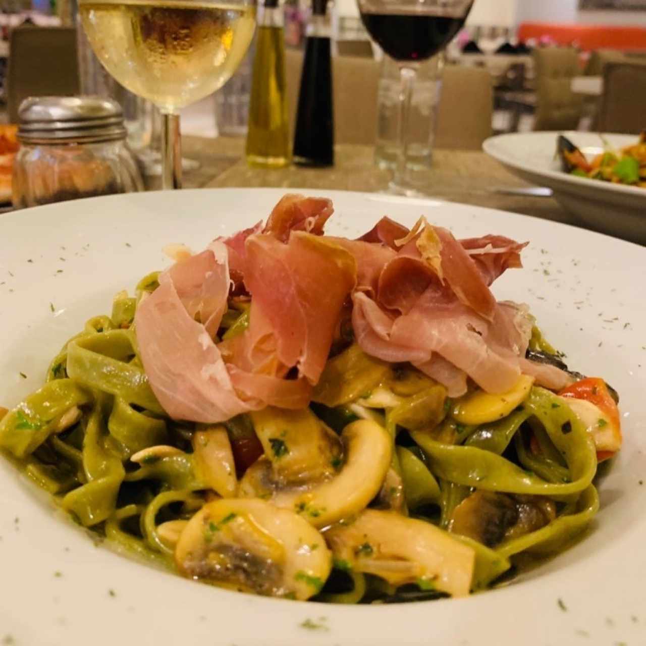 fettuccini verde con carpaccio y hongos