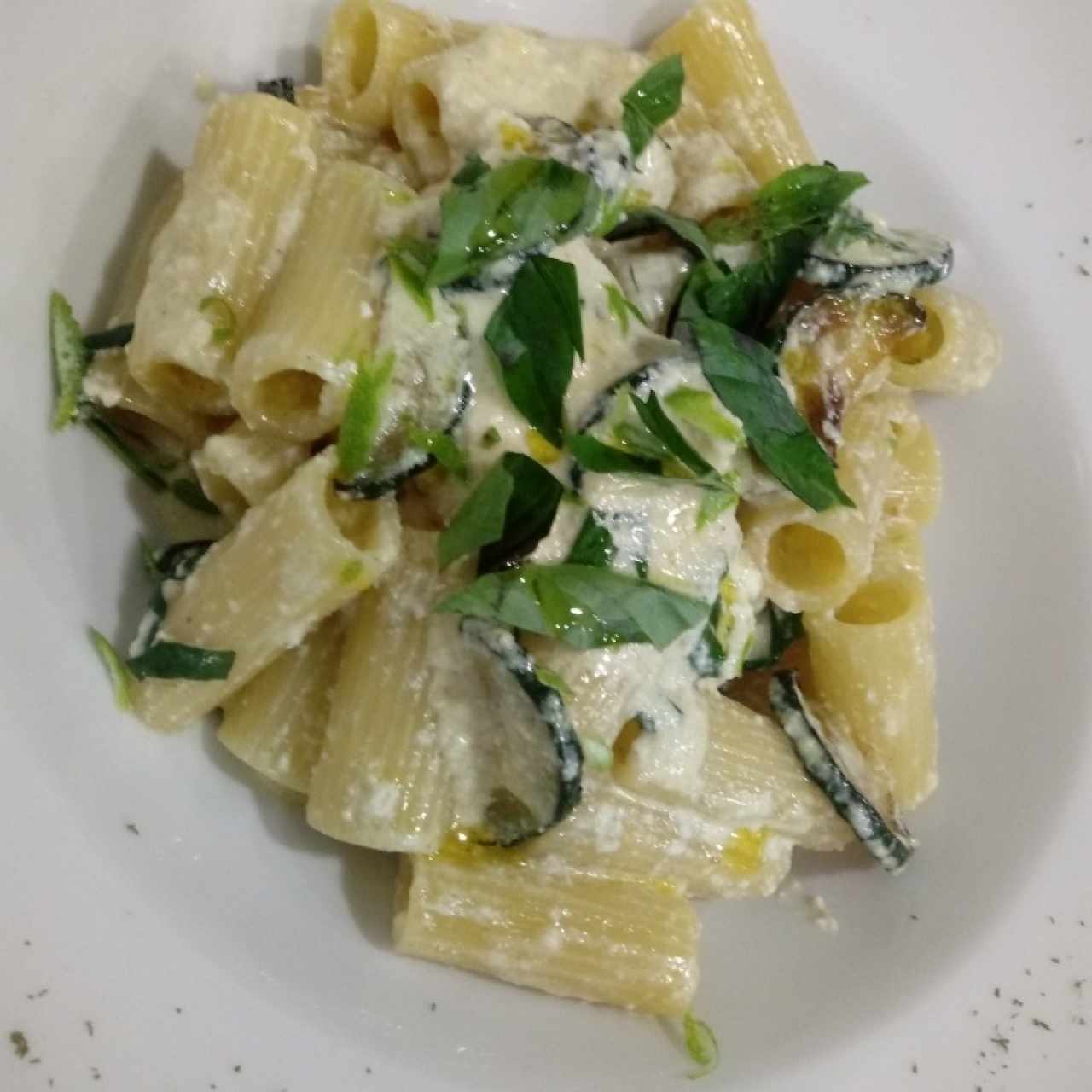 Rigatoni en crema de ricotta