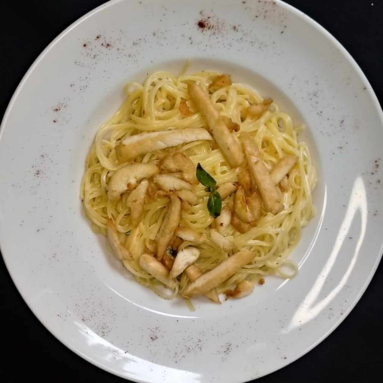 spaghetti Alfredo con pollo