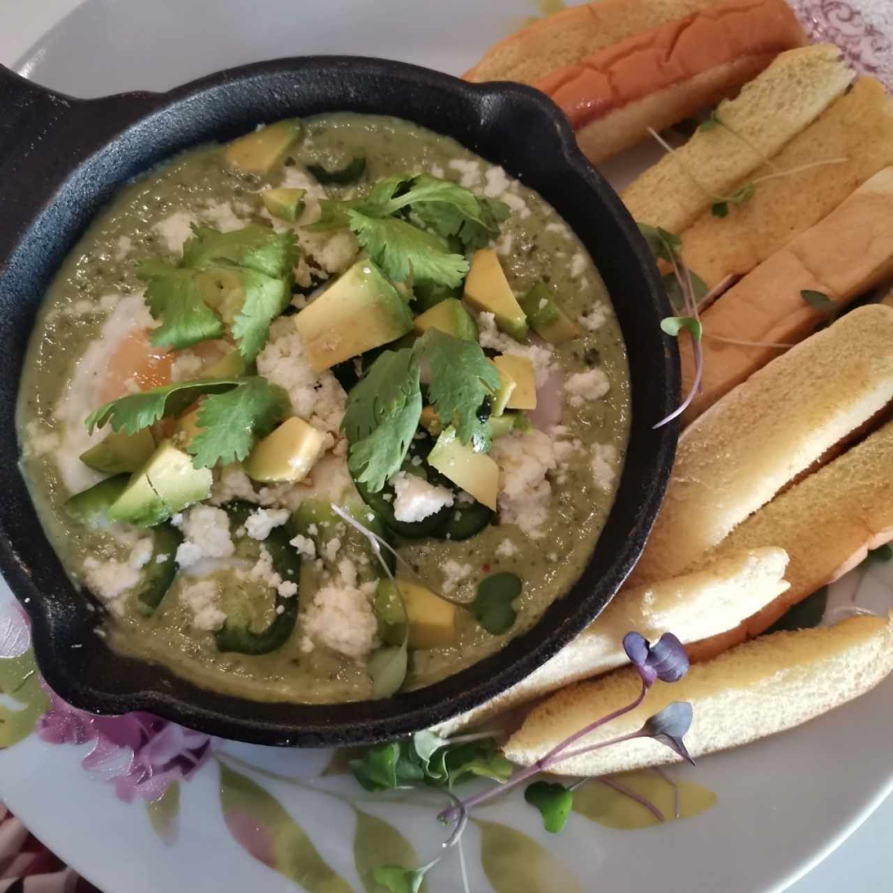 Huevos en salsa verde con brioche