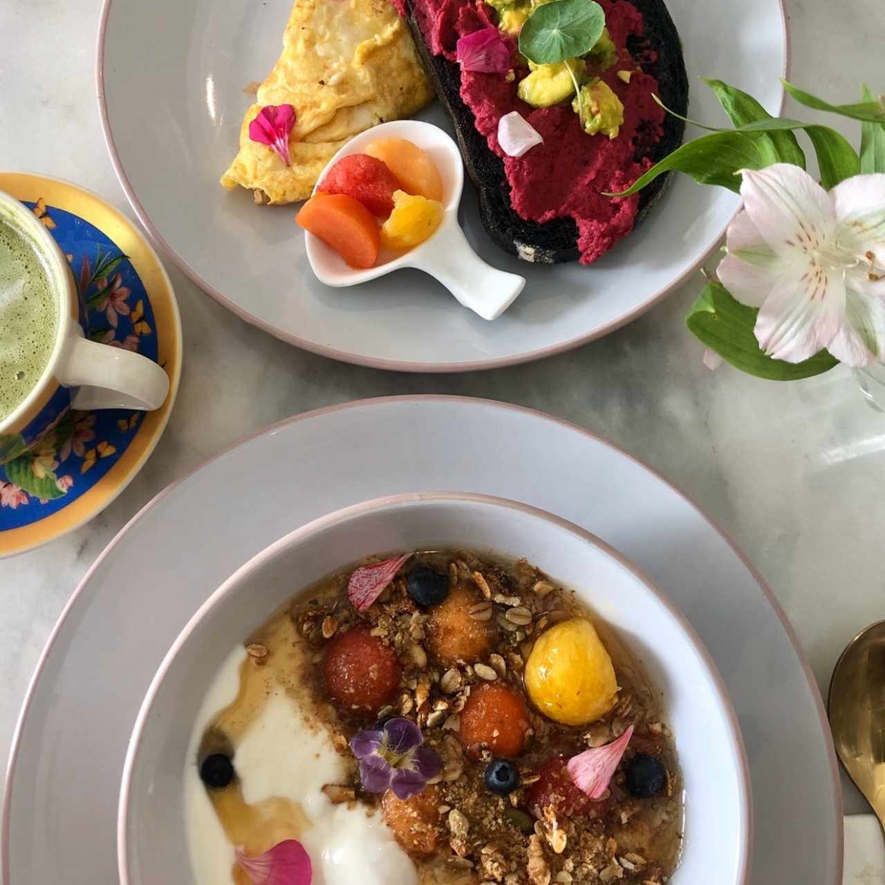 Yogurt con frutas y flores comestibles. Omelette con tostada y spread de remolacha