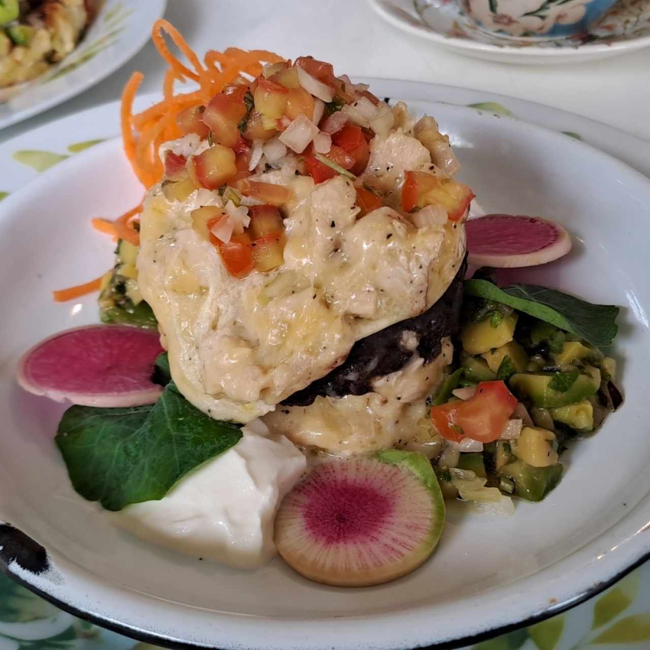 Quesadilla con pollo, frijoles guacamole y pico de gallo