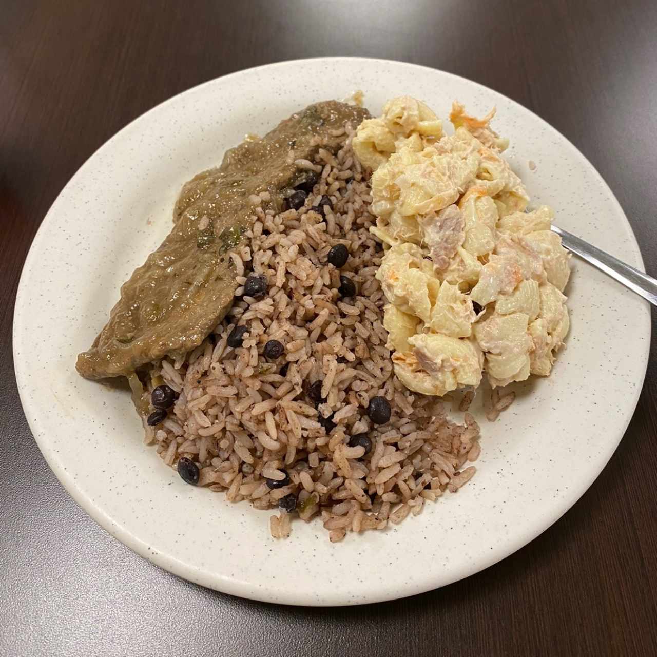 Bistec encebollado/arroz con guandú/ensalada de coditos con tuna