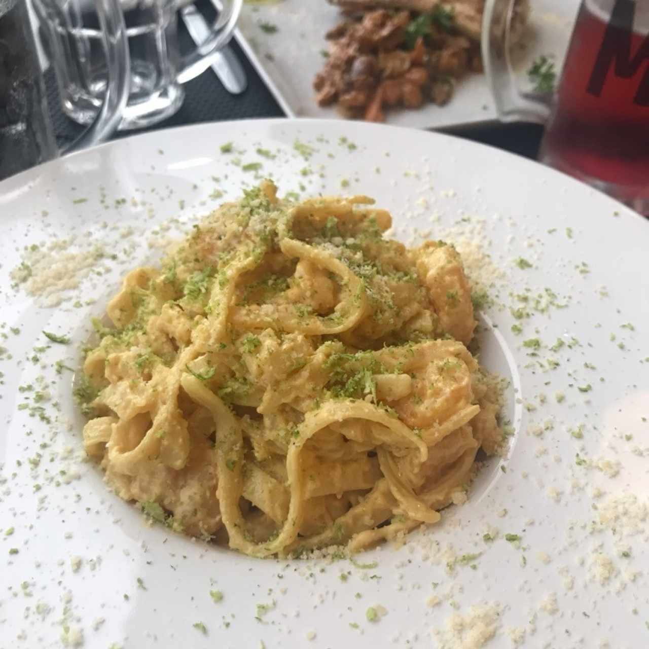 Pasta con camarones y ralladura de lima