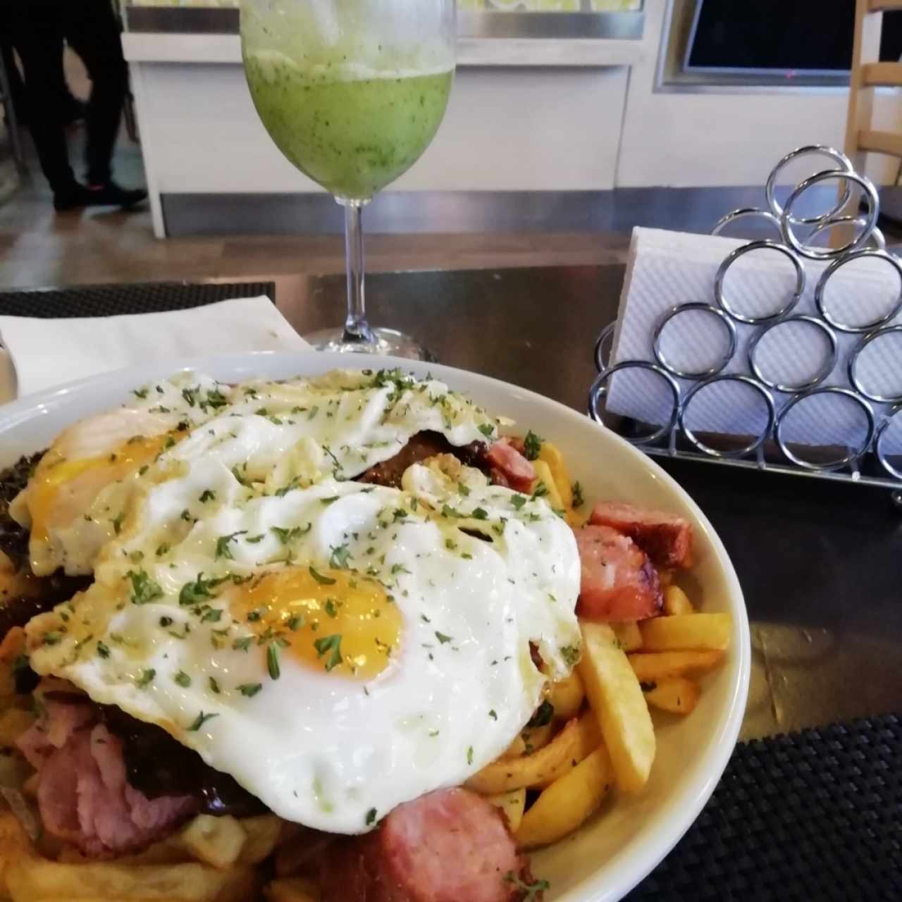 picada de carne, chorizo, huevo y papas fritas de acompañante 