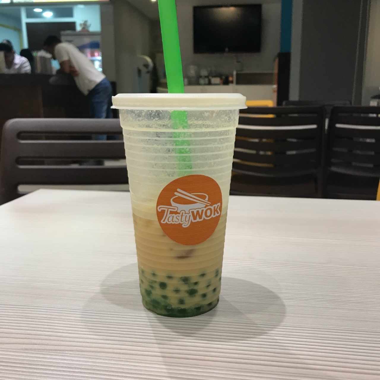 bubble tea de naranja con topping de manzana