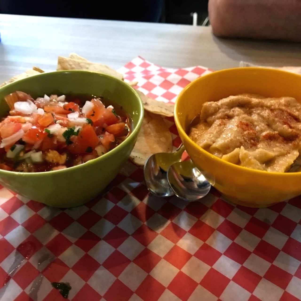 Pico e Gallo con Totopos y Hummus