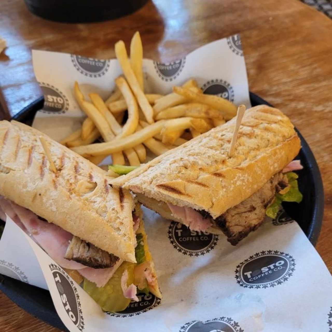 OYE CHICO (Pan Baguette, Pierna de Cerdo, Jamón, Queso Suizo, Pepinillos y Mostaza) con Papas Fritas - Papas frías 