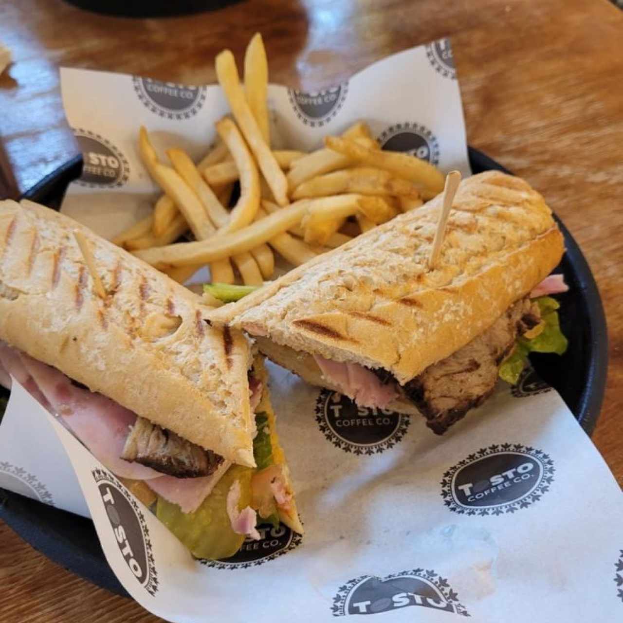 EMPAREDADO OYE CHICO (Pan Baguette, Pierna de Cerdo, Jamón, Queso Suizo, Pepinillos y Mostaza) con Papas Fritas