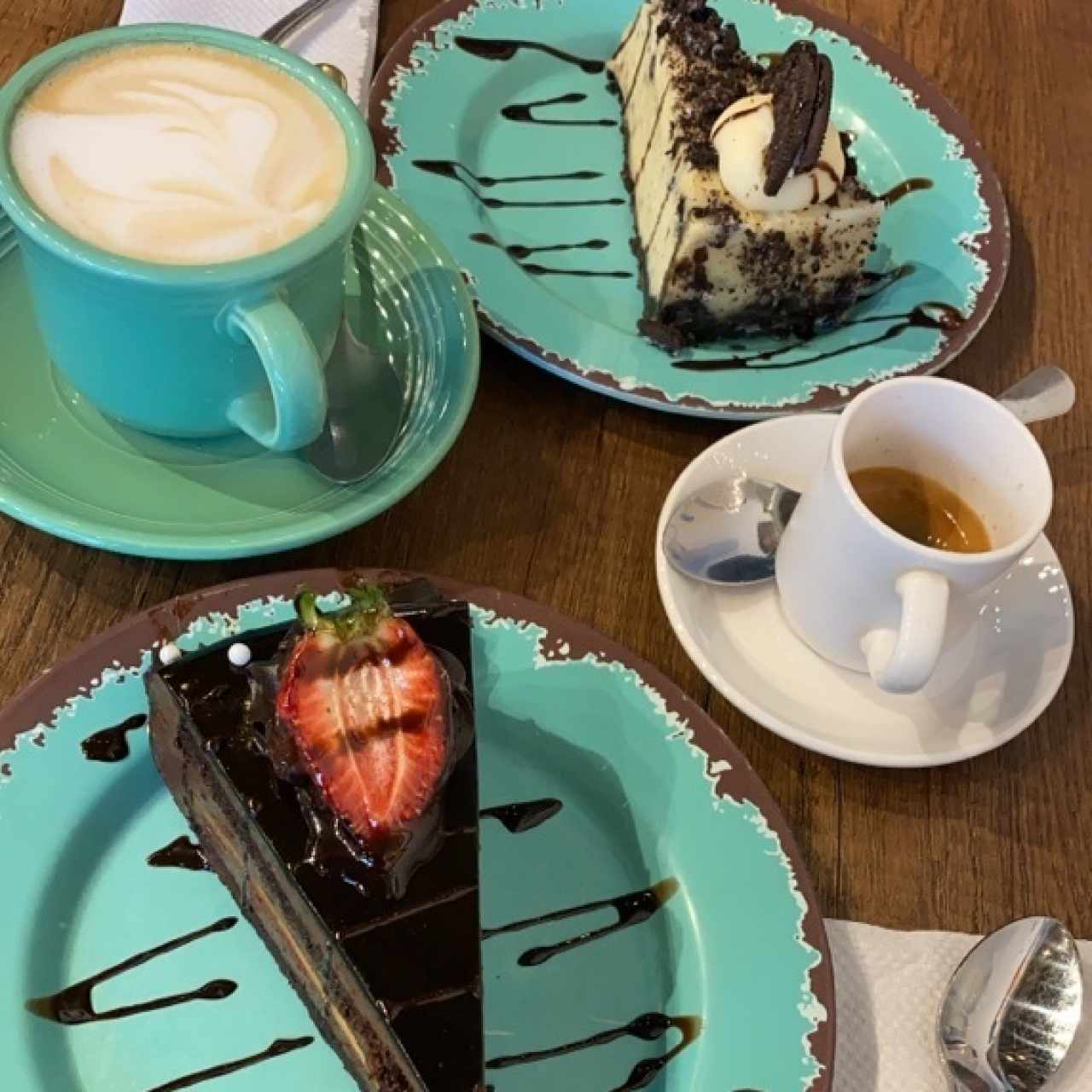 cheesecake de oreo, torta de chocomanjar, capuccino y espresso