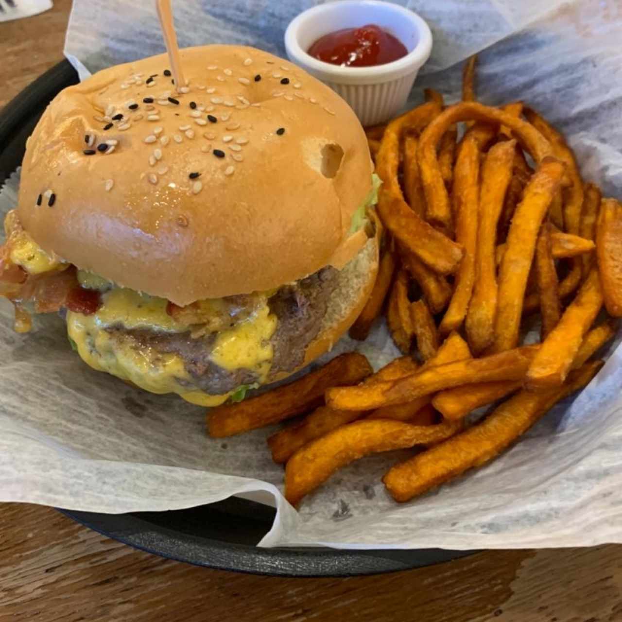 la burguer con camote frito