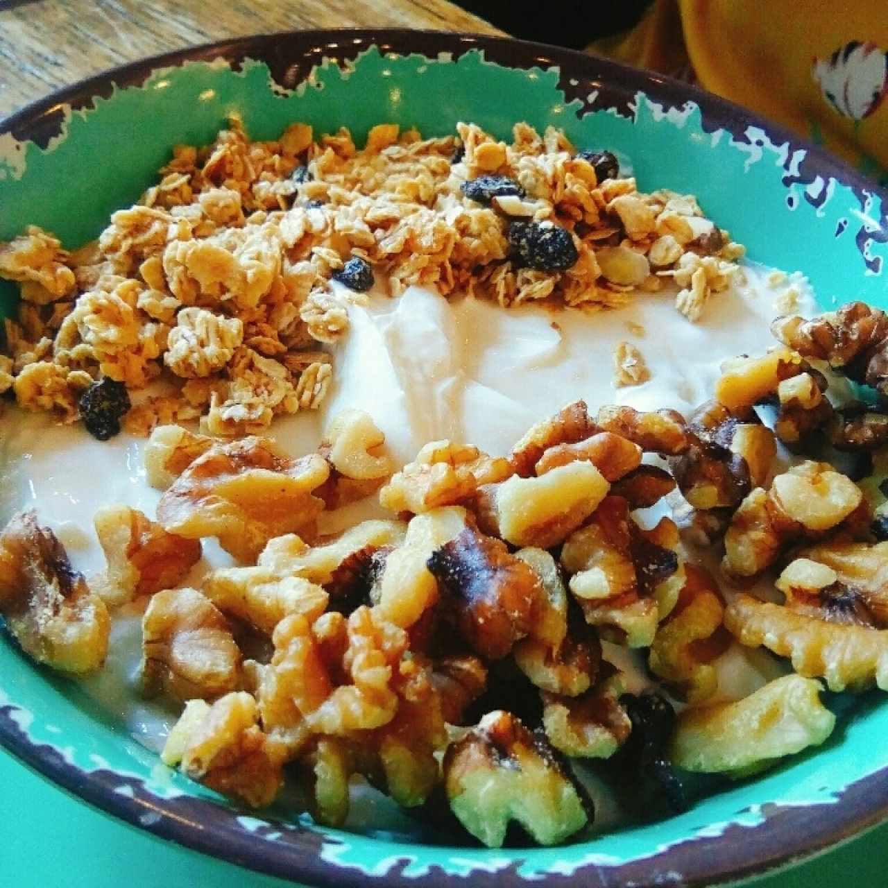 yogurt con cereal y nueces 