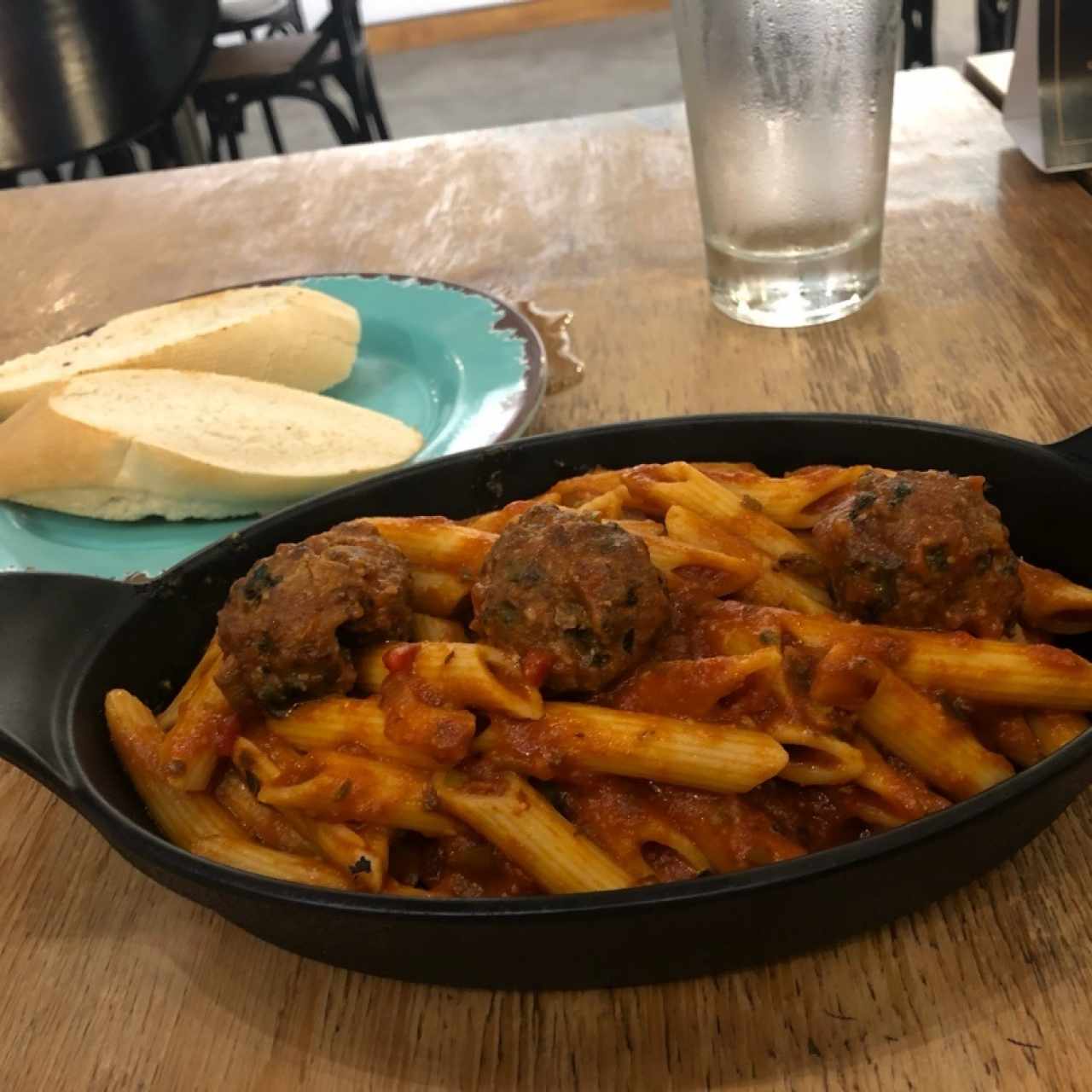 pasta penne con albondigas