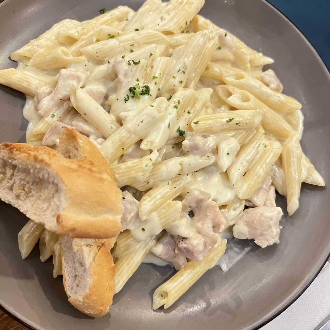 Penne Alfredo con pollo