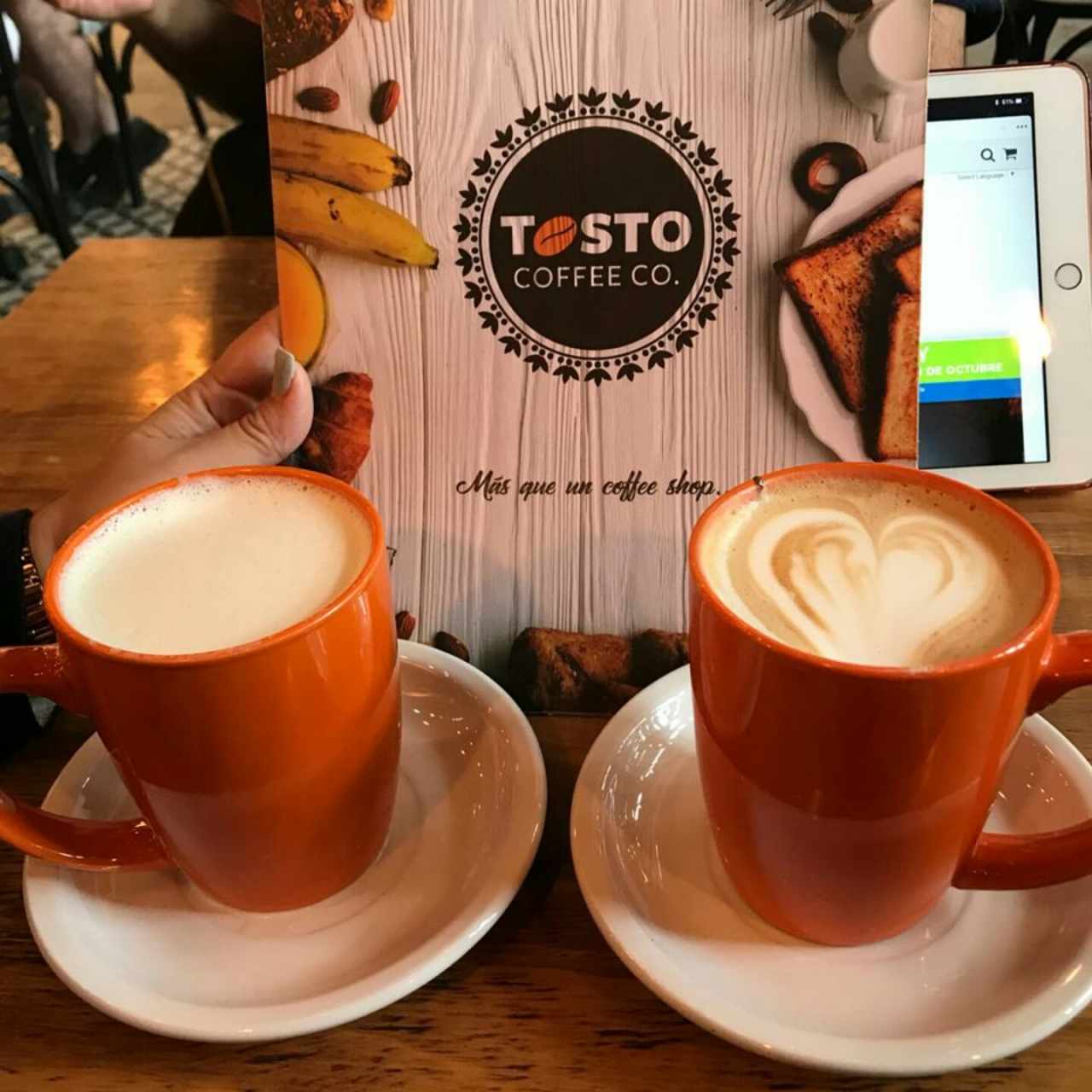 chai latte y cafe tostos