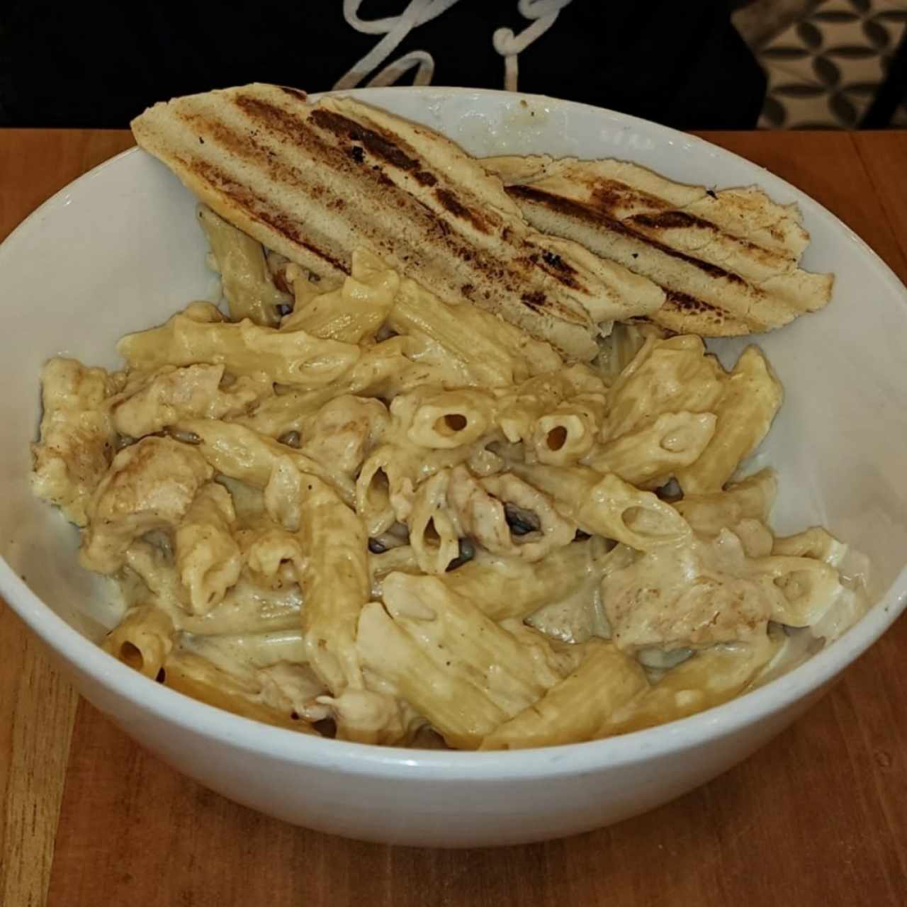 Penne Alfredo con pollo