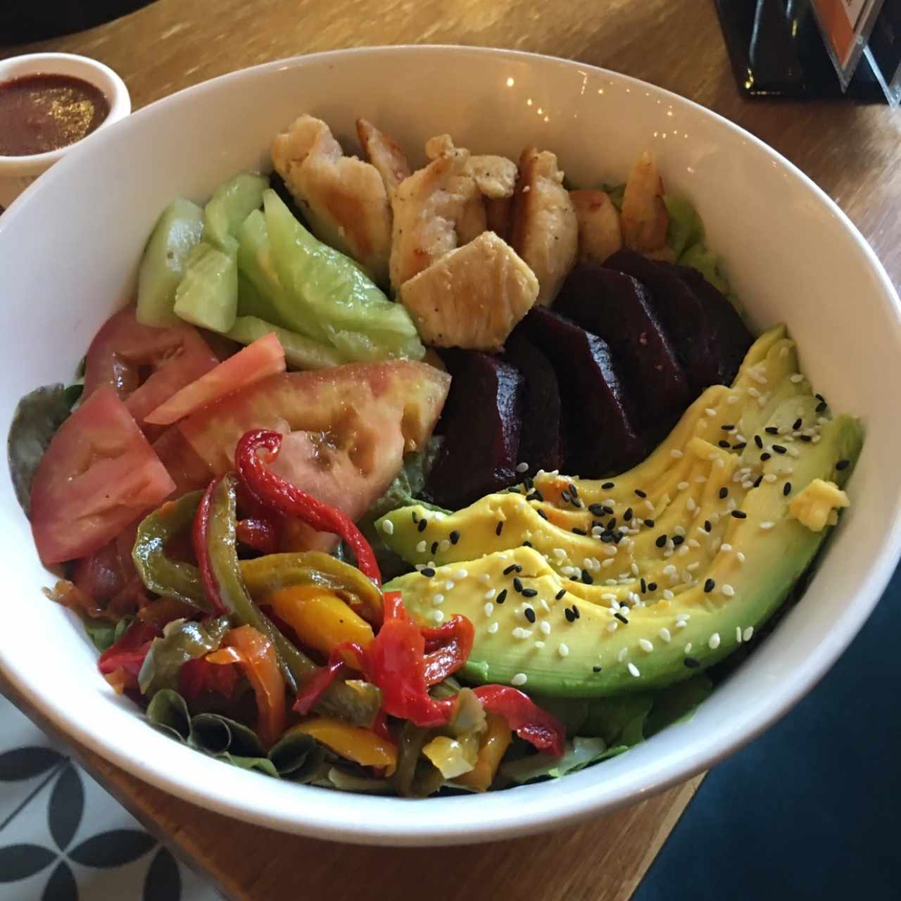 Bowl de Pollo (mezclum de lechuga, tomate, pepino, pimntones, remolacha y aguacate) aderezo frutos rojos