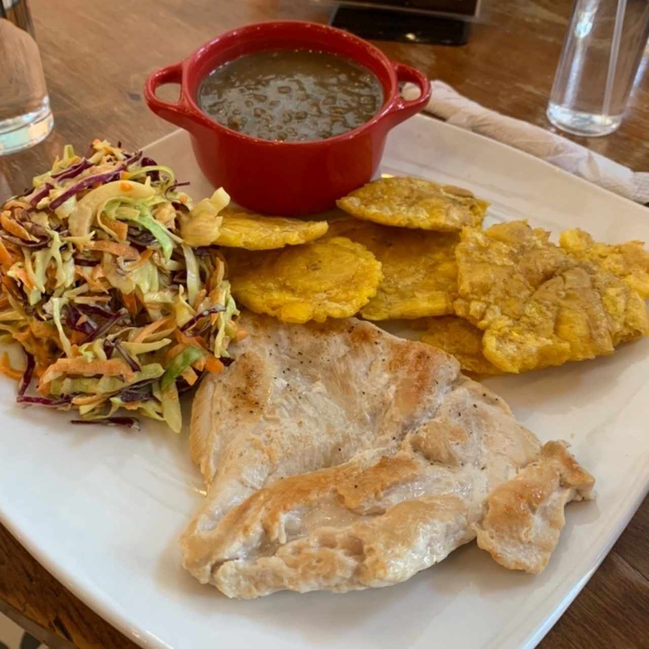 Pollo a la plancha con lentejas, patacones y ensalada de repollo