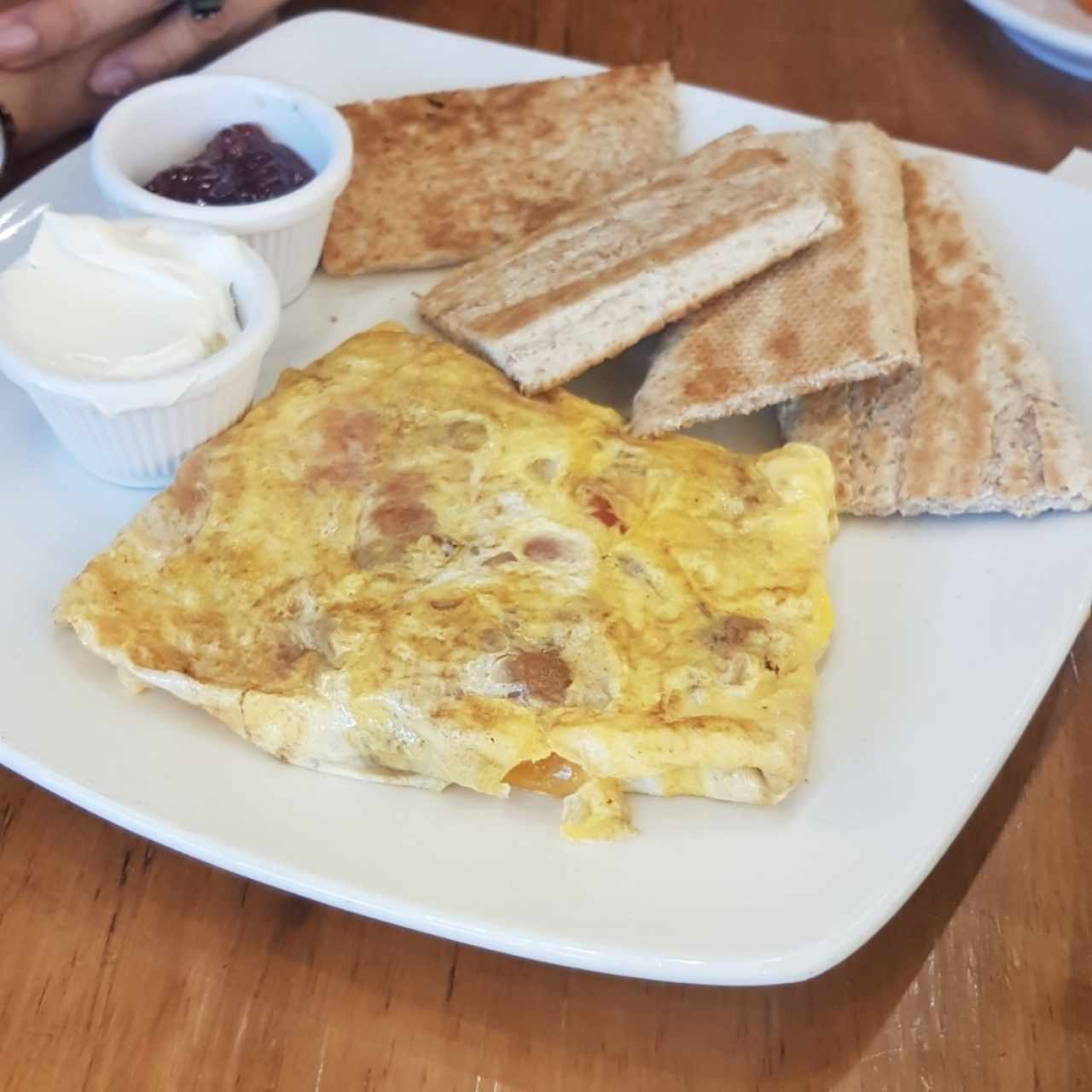 omelette y tostadas