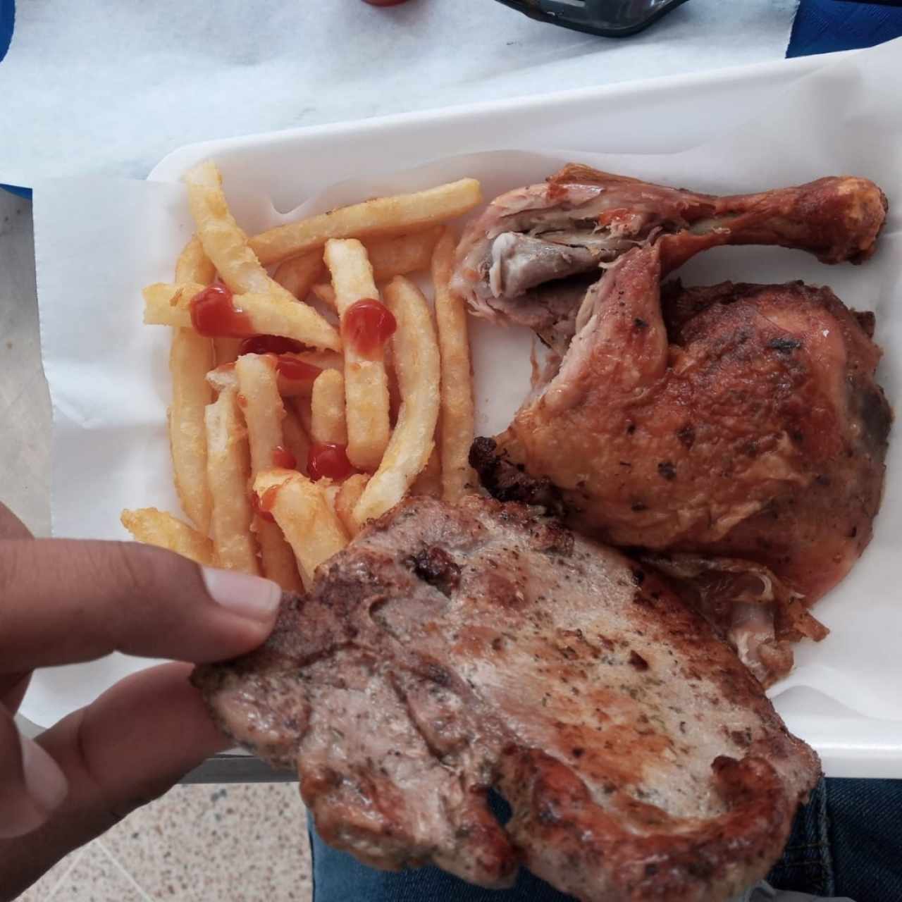 Combo 8-1/4 de pollo asado + chuleta + acompañamiento