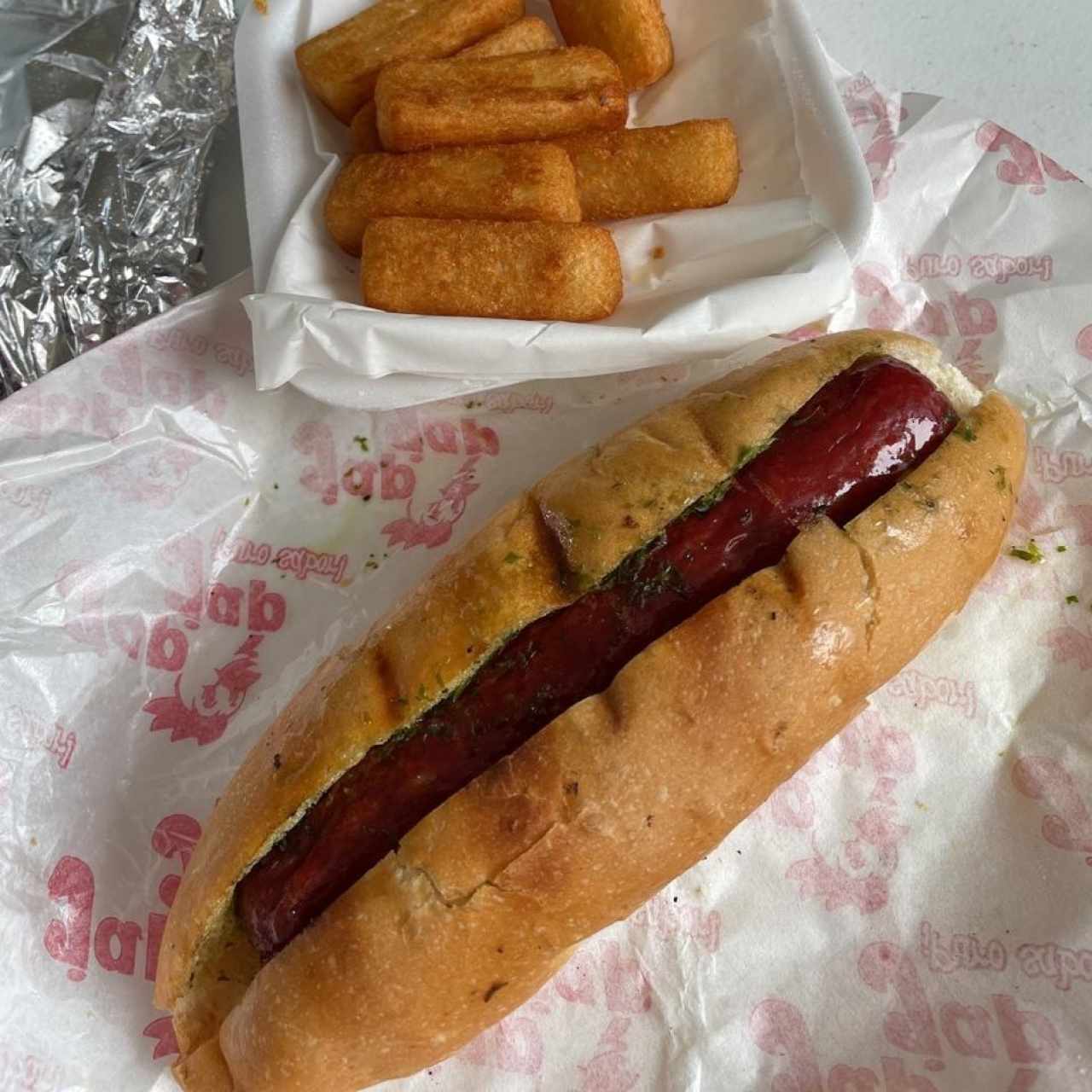 Choripan y yuca frita