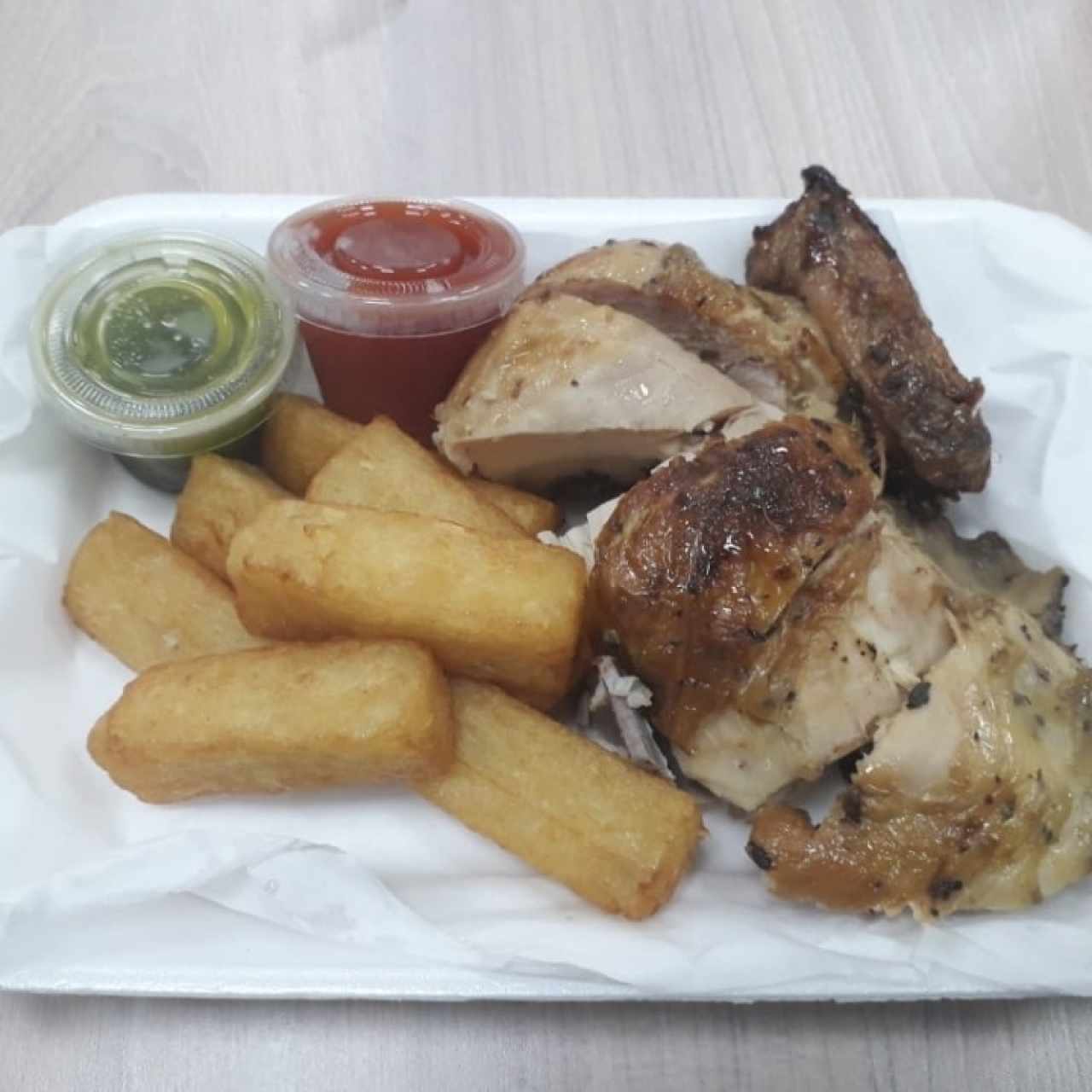 Combo No.5 1/4 de pollo con yuca 