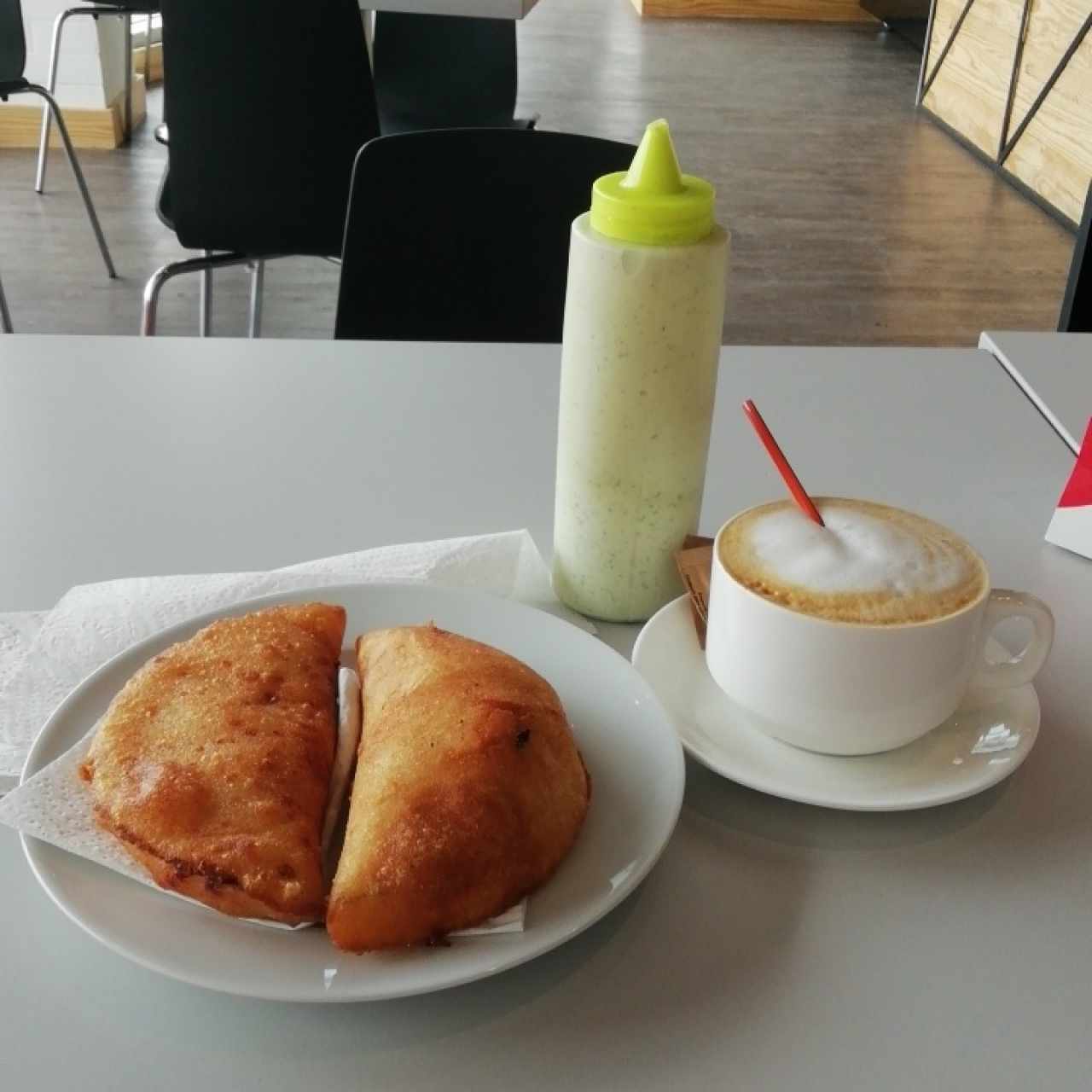 Empanada de queso y de pollo con un café capuchino 