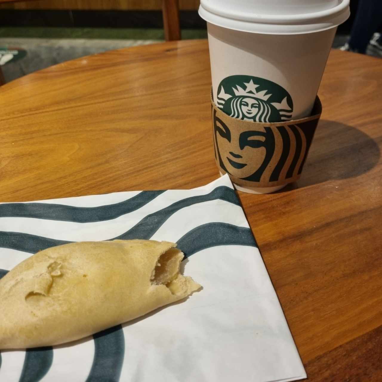 pumpkin spice latte y emapanada de queso