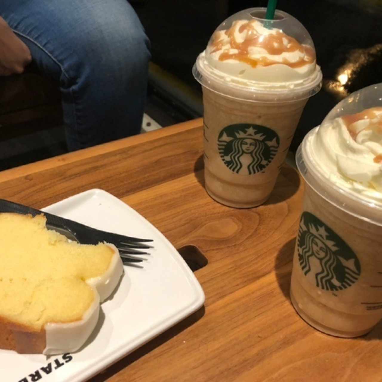 Frapuccino de caramelo y queque de Limón