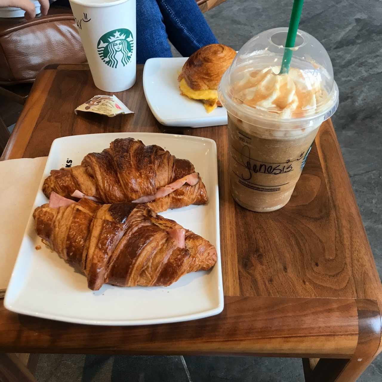 croissant y Cade Frappucino☕️🥐