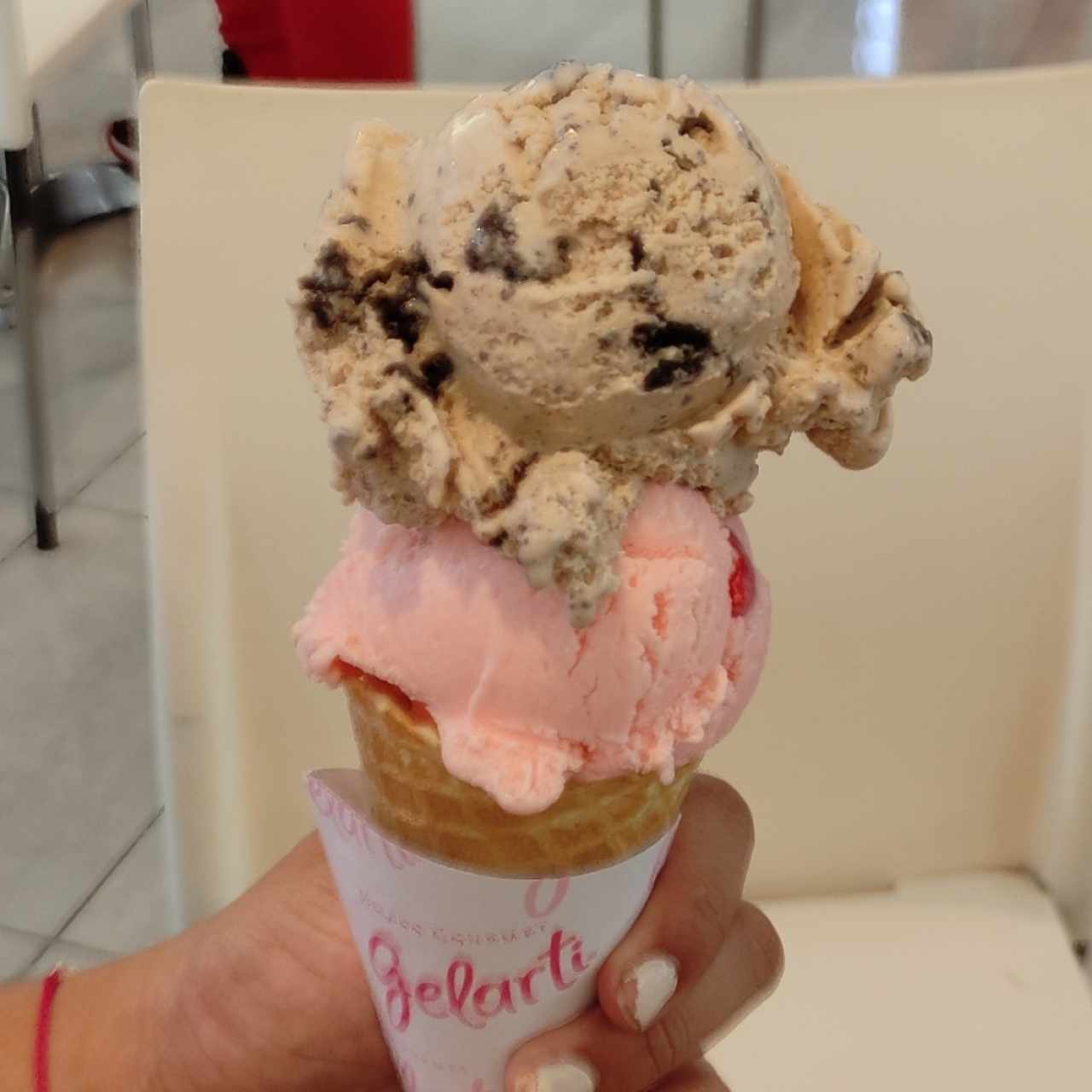 Cono con helado de Oreo y de Cherry Crunch