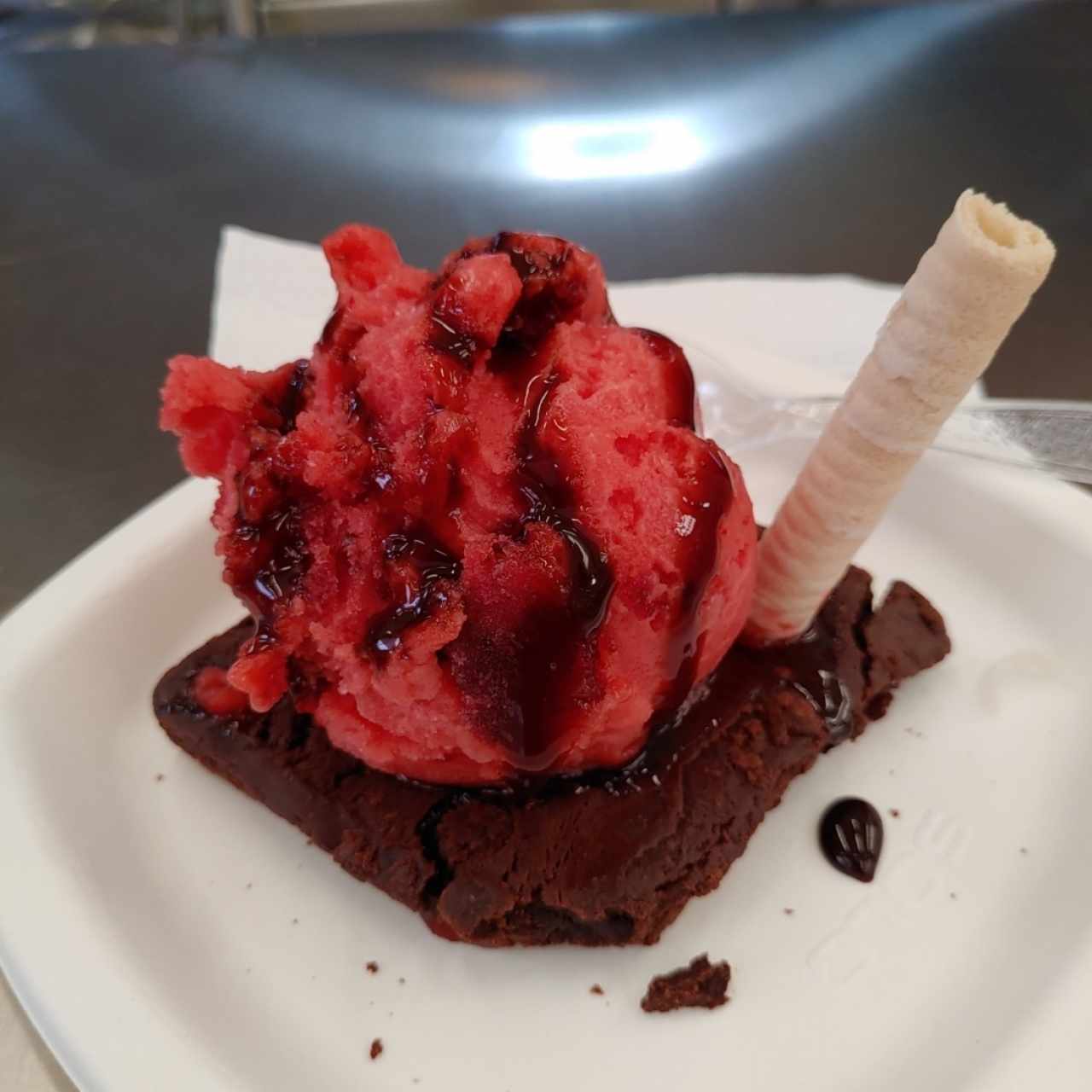 Brownie con sorbetos frutas