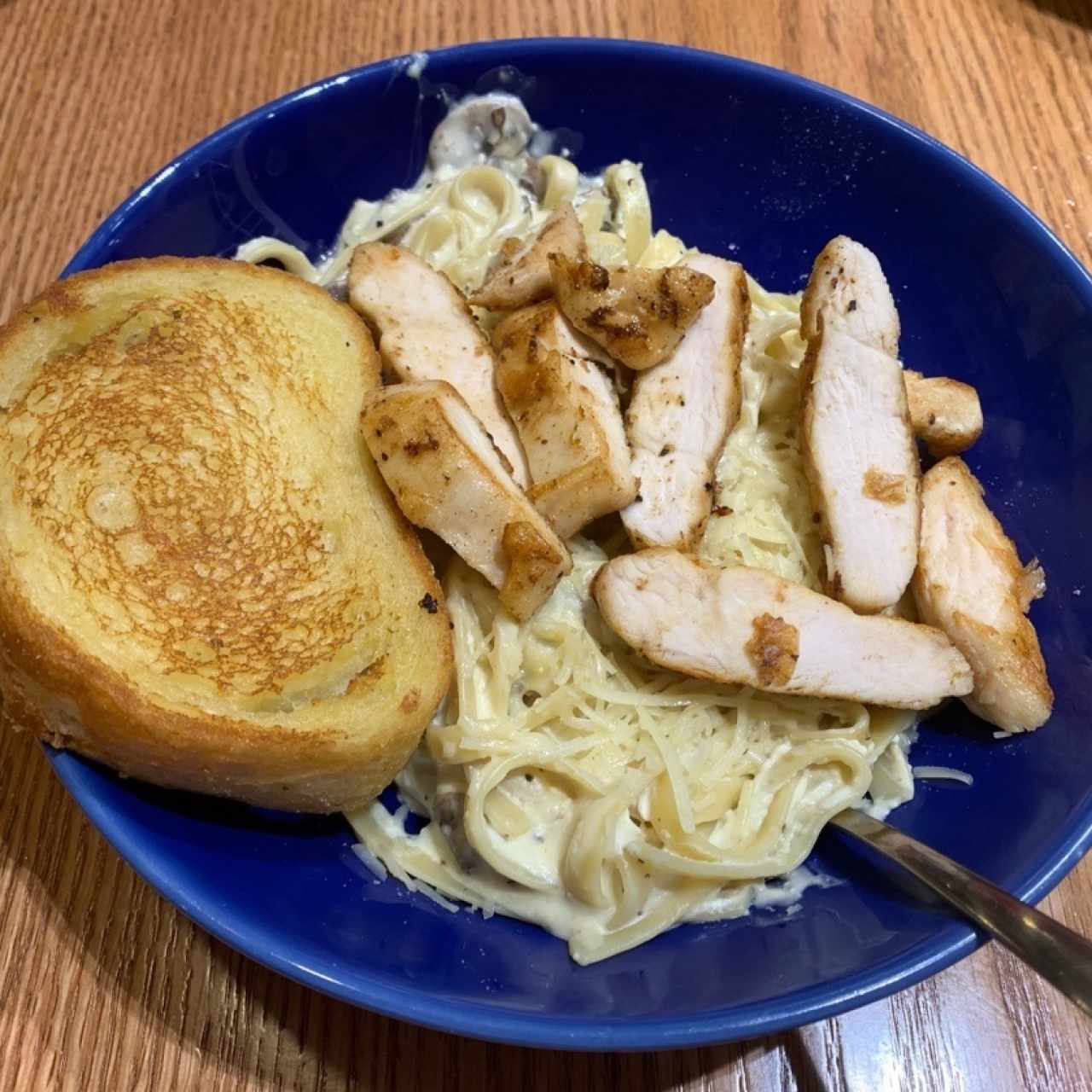 Spaguetti con Pollo y salsa Alfredo