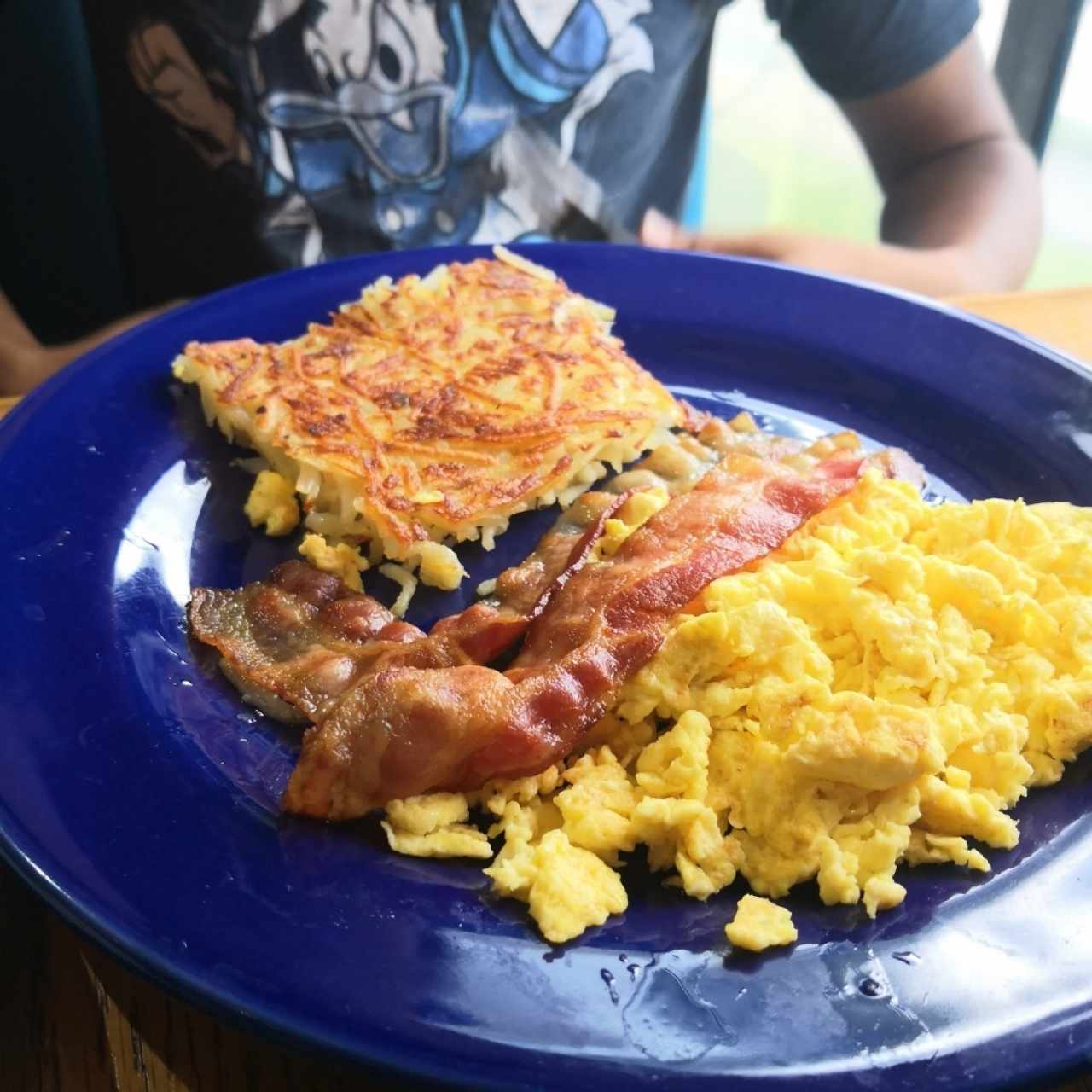 Acompañamientos: Tocino, Huevos Revueltos y Papas Hash Browns